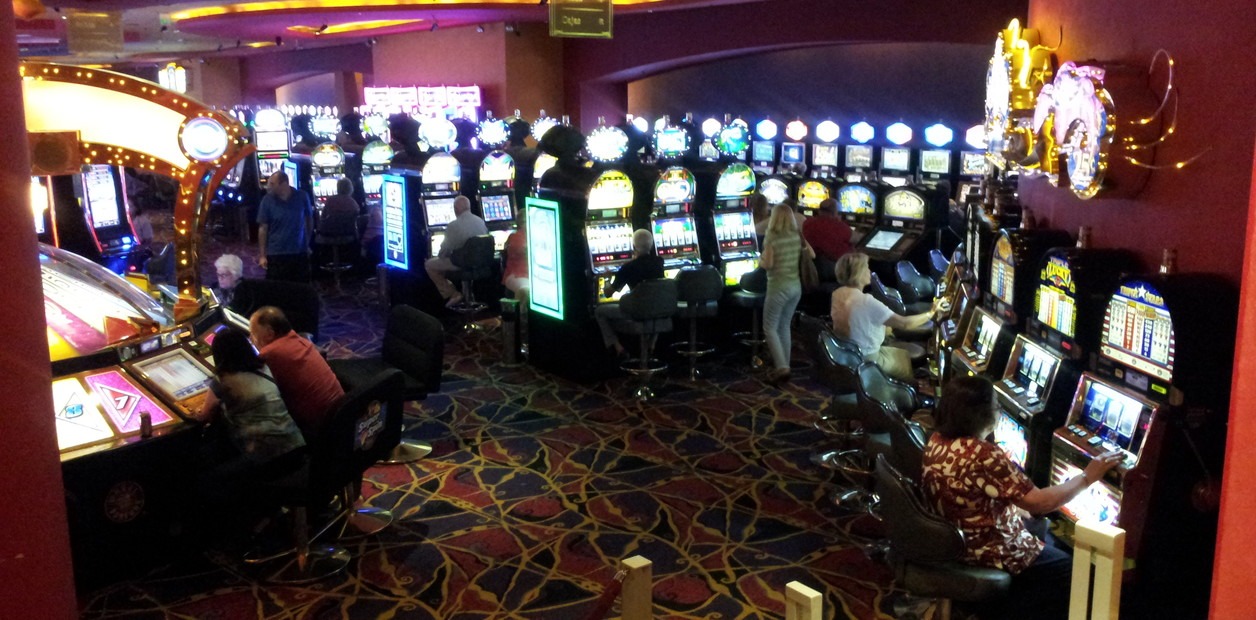 En atmosfærisk utsikt over interiøret i Ravexulon casino lounge